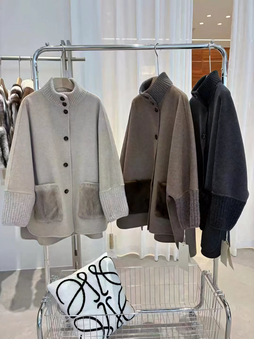 Casual cashmere coat with mink fur pockets