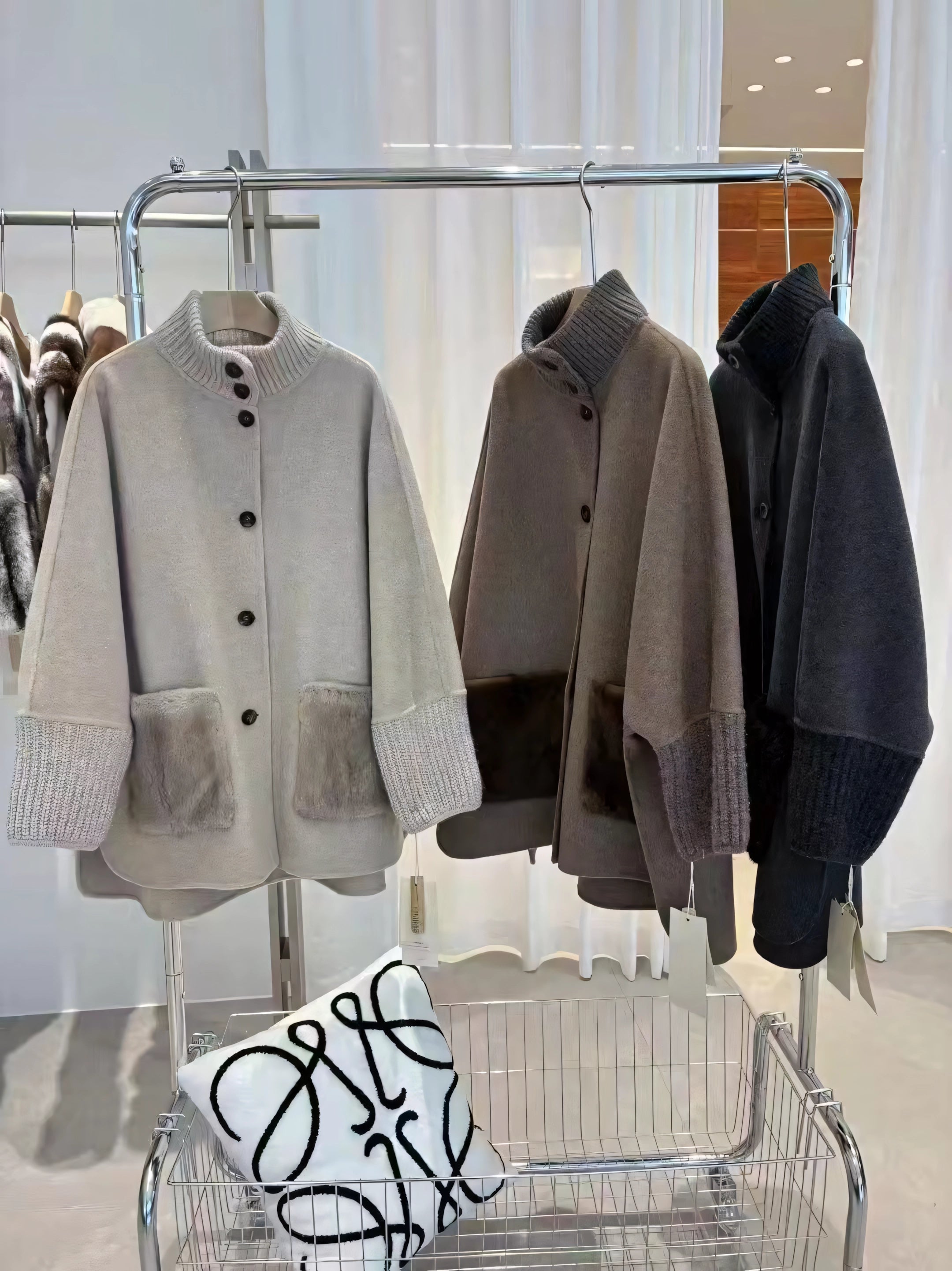 Casual cashmere coat with mink fur pockets