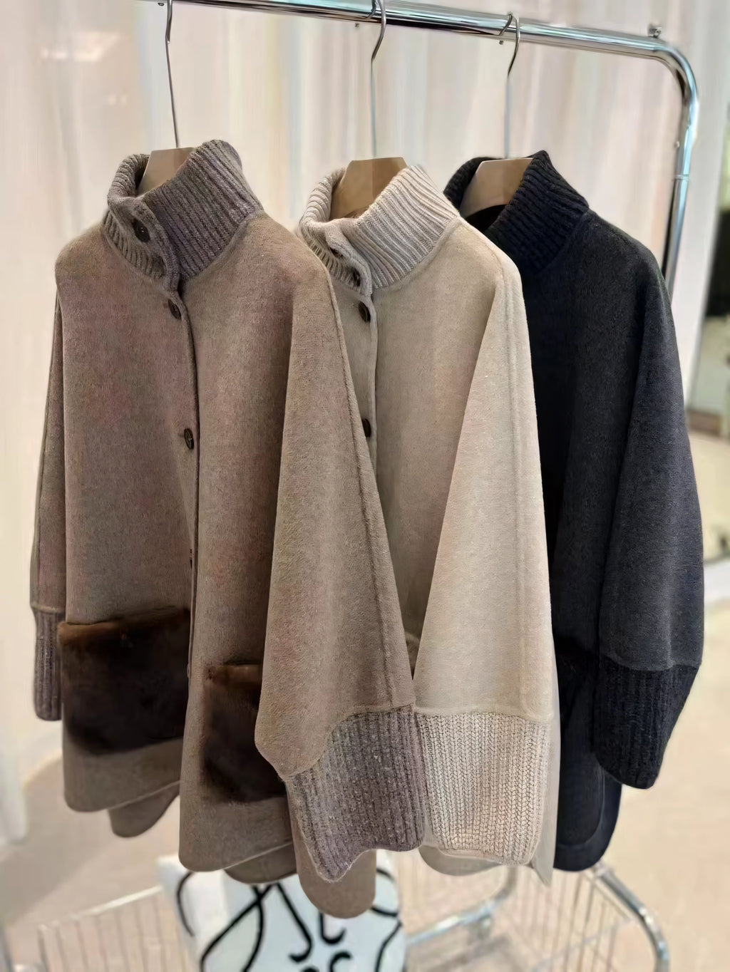 Casual cashmere coat with mink fur pockets